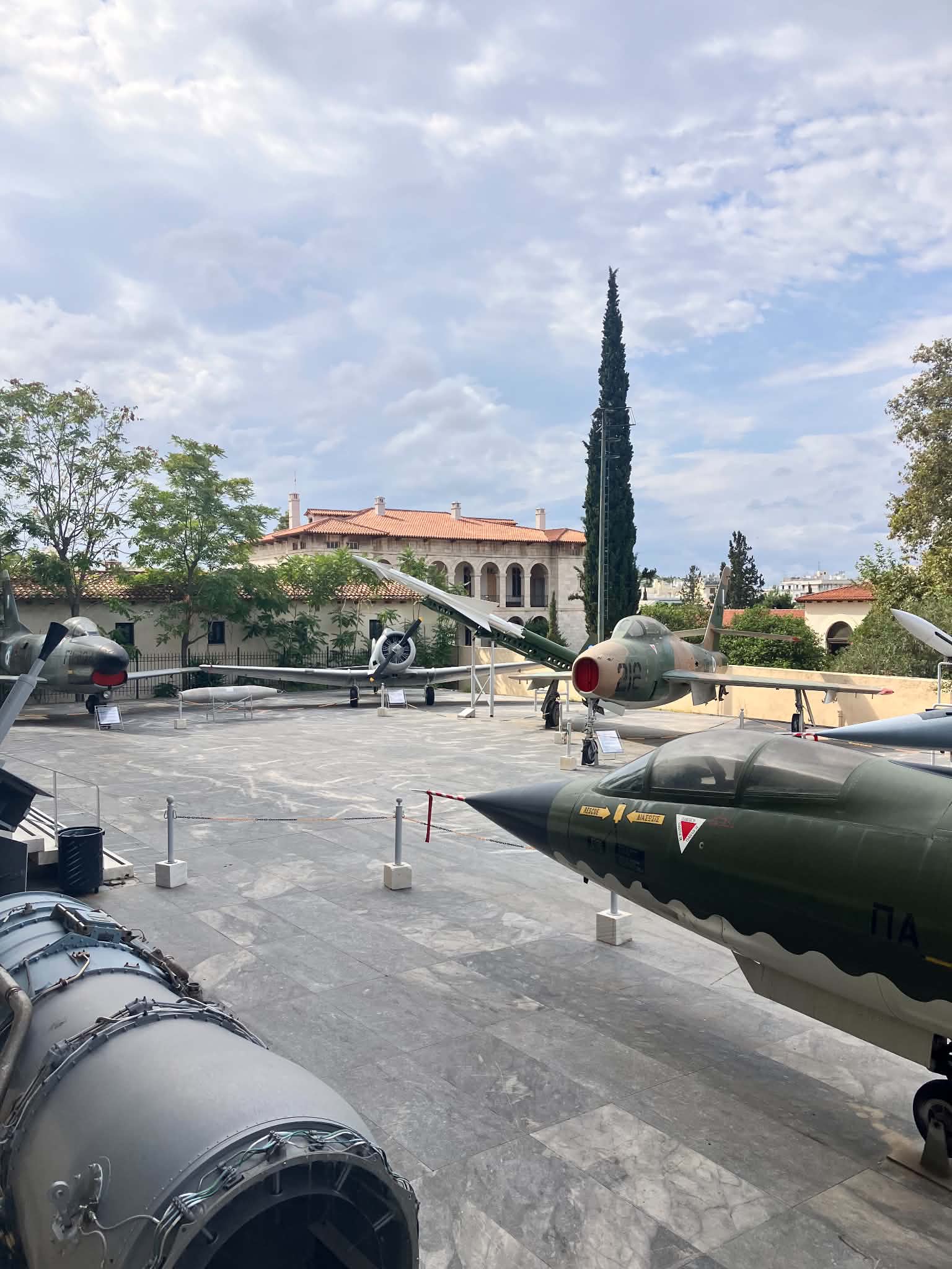 Υπαίθρια έκθεση ιστορικών αεροσκαφών και πυροβόλων στο Πολεμικό Μουσείο Αθηνών